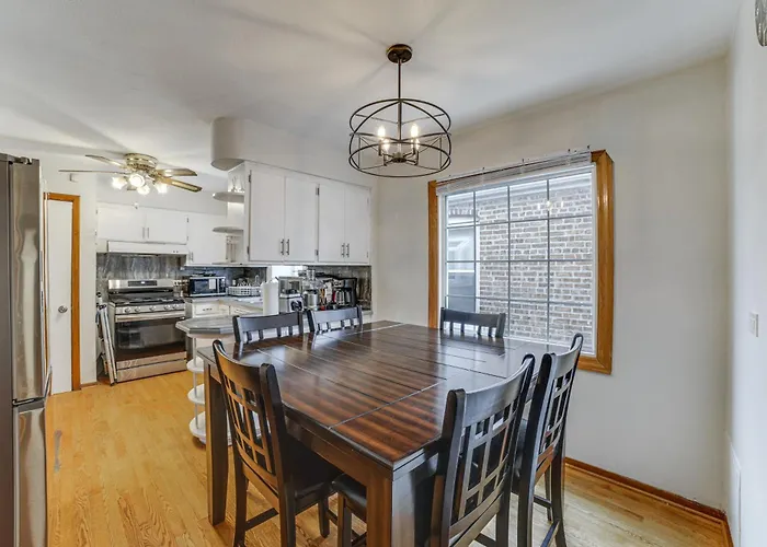 Commuter-friendly In Chicago's South Side Holiday home *