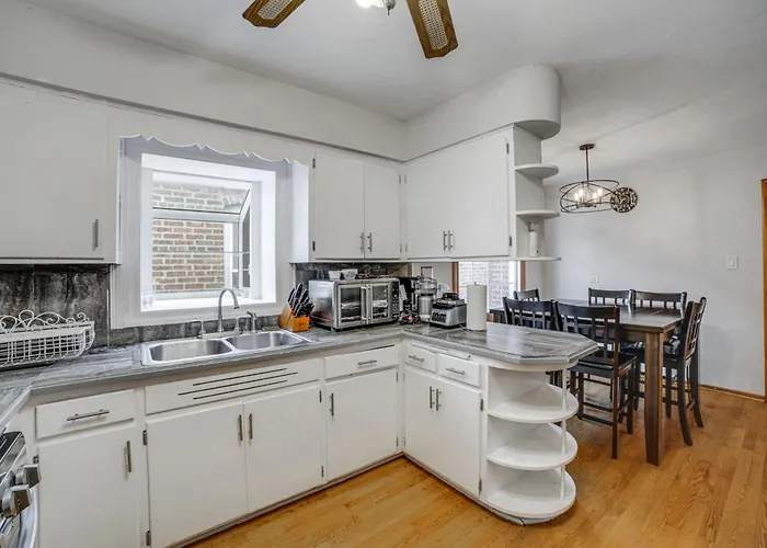 Holiday home Commuter-friendly In Chicago's South Side *