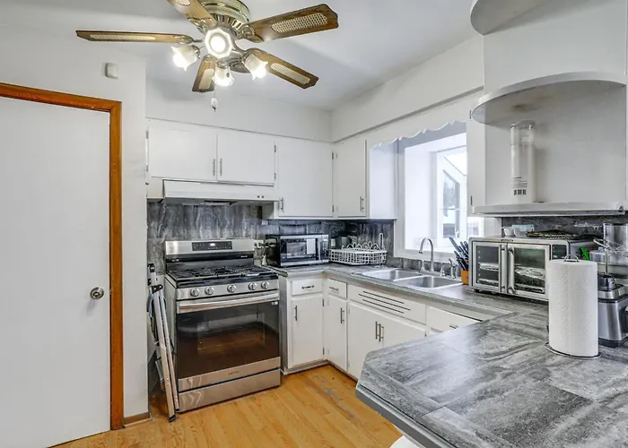 Commuter-friendly In Chicago's South Side Holiday home Chicago