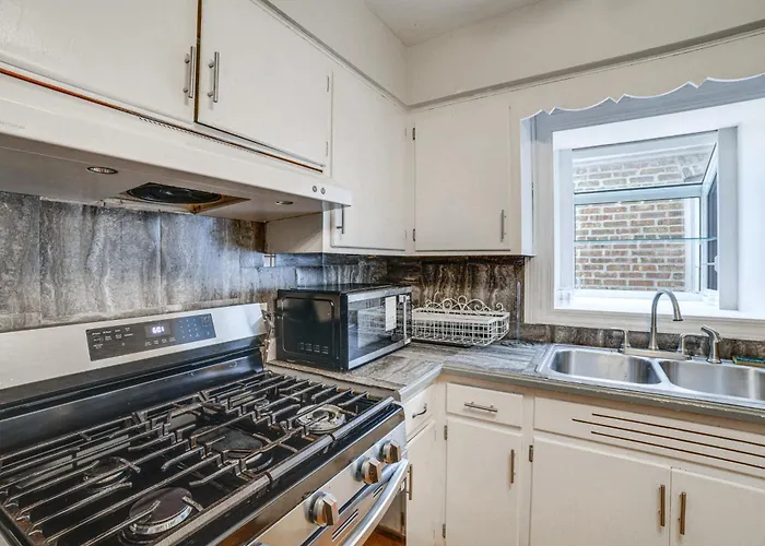 Holiday home Commuter-friendly In Chicago's South Side *