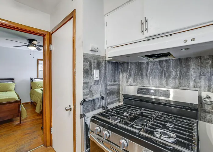 Commuter-friendly In Chicago's South Side * Chicago