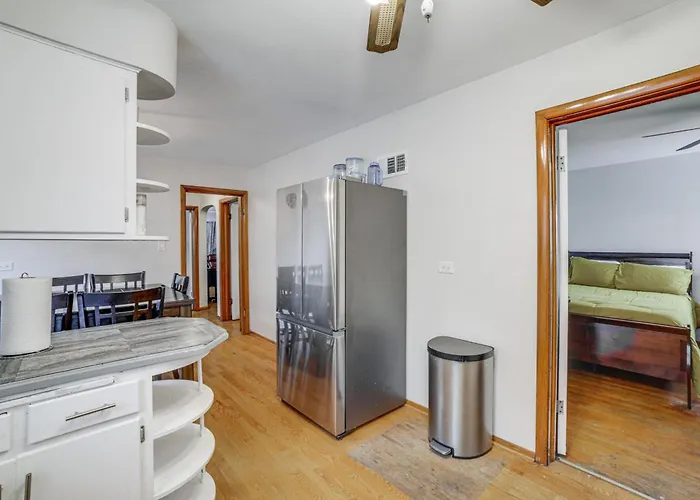 Commuter-friendly In Chicago's South Side Holiday home
