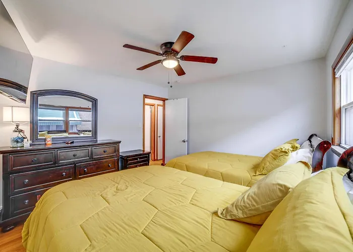 Commuter-friendly In Chicago's South Side Holiday home *