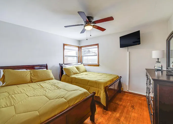 Commuter-friendly In Chicago's South Side Holiday home *