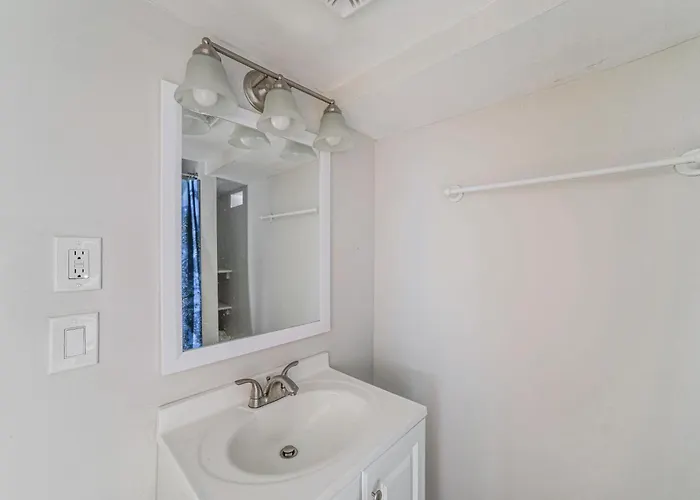 Commuter-friendly In Chicago's South Side Holiday home *