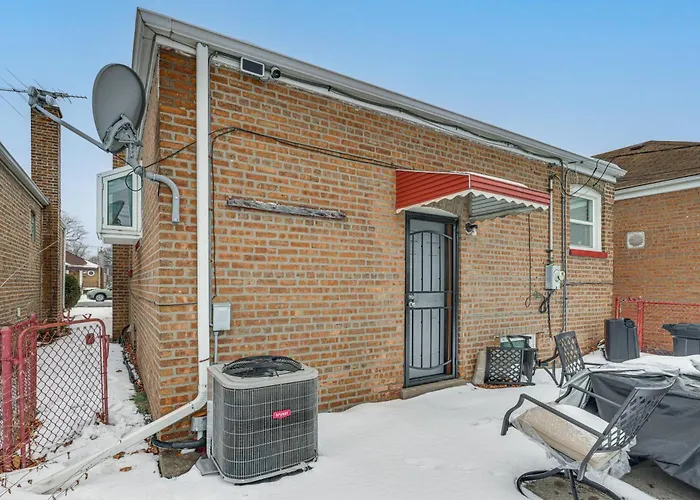 Commuter-friendly In Chicago's South Side Holiday home Chicago